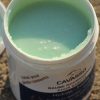 Baume nourrissant pour sabots. Enrichi en spiruline. Pot ouvert.