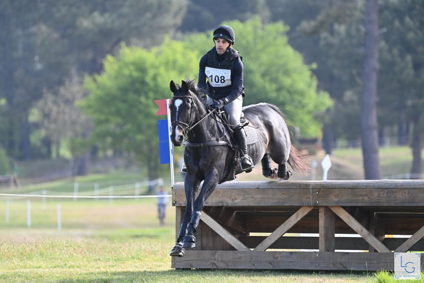 couple cheval et cavalier franchissant un obstacle de cross lors d'un concours complet d'équitation international à Saumur