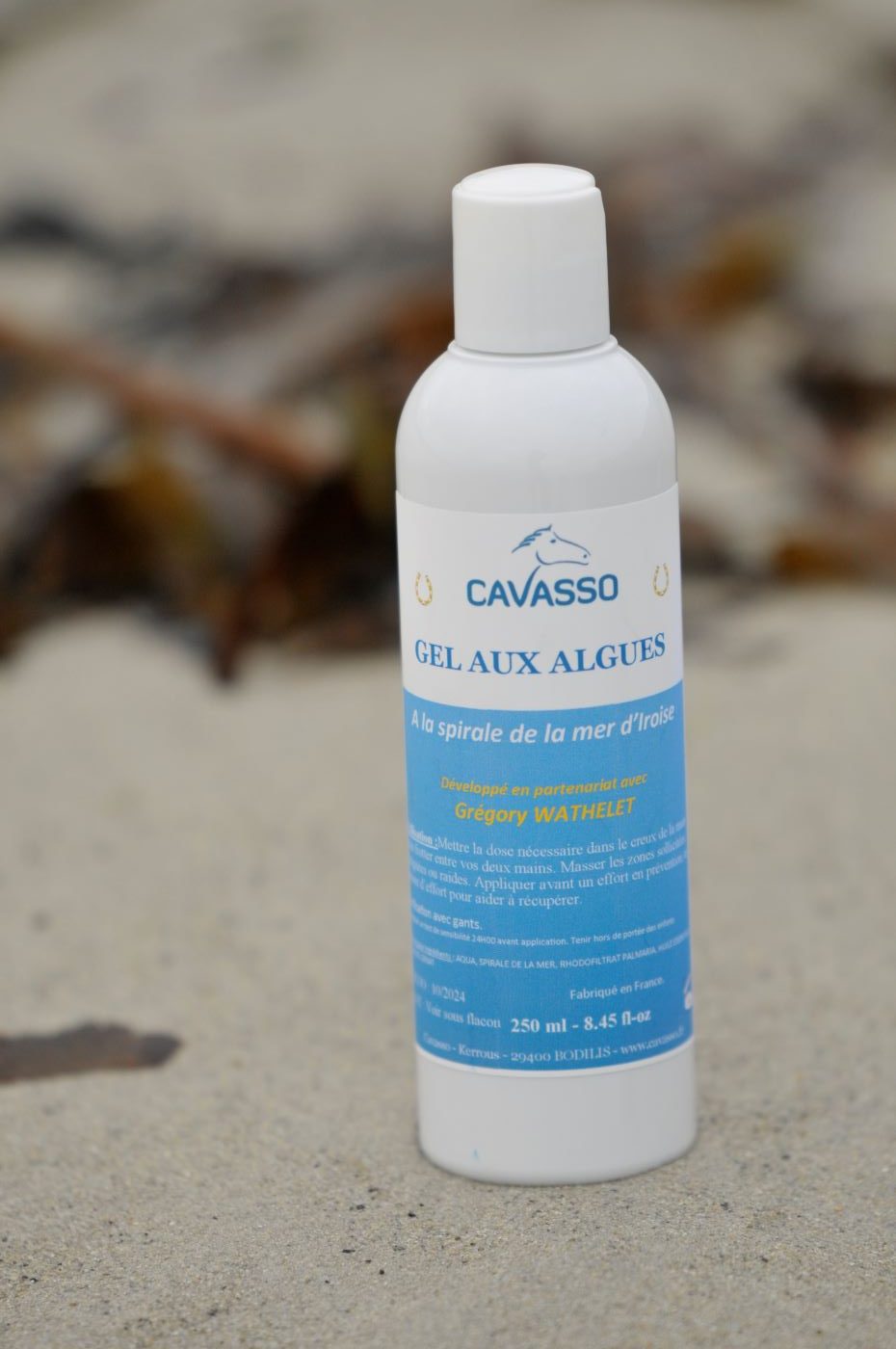 Flacon de Gel aux Algues Cavasso posé sur le sable